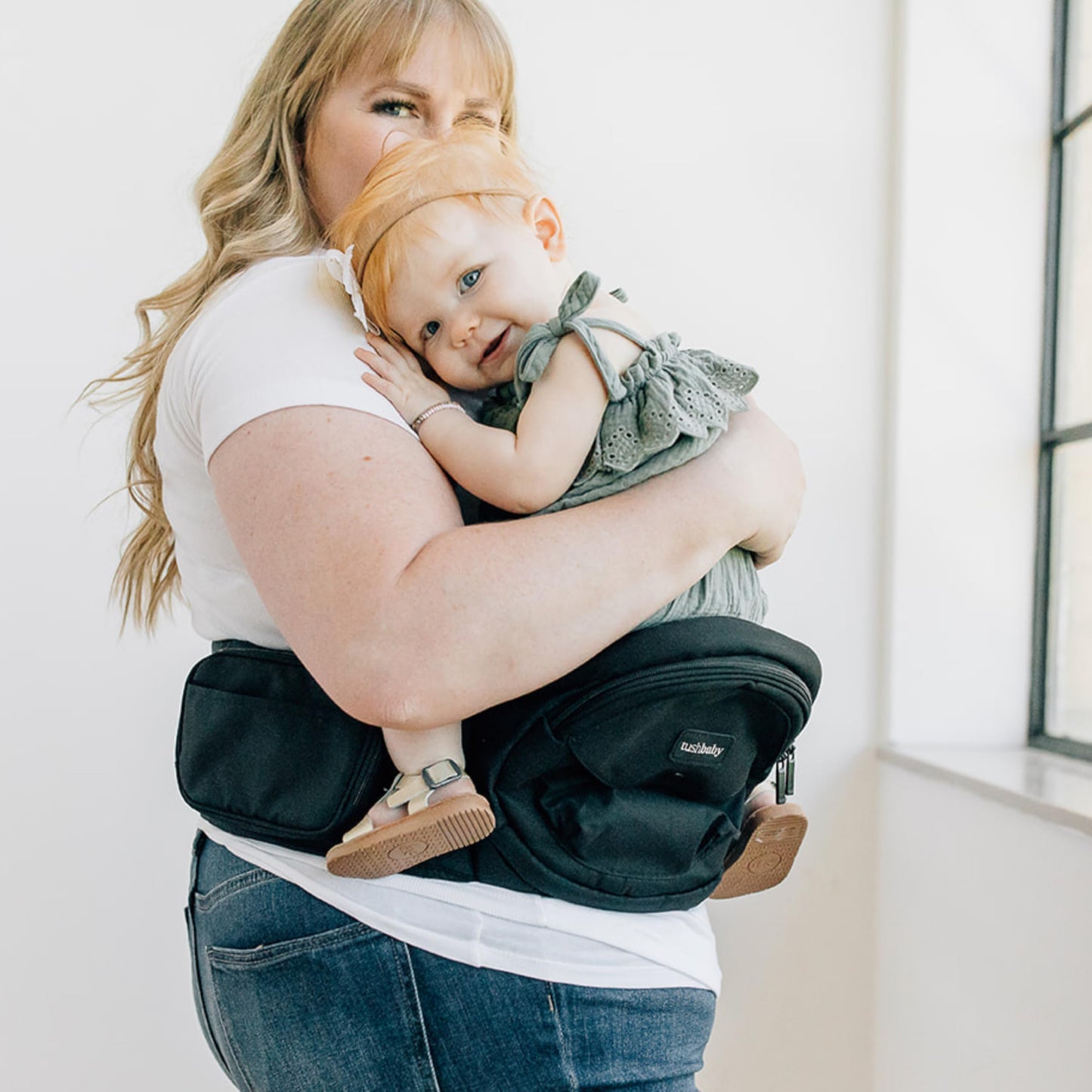 Tushbaby Safety-Certified Hip Carrier for Babies & Toddlers: Machine Washable Child Waist Seat for One Hand Support with Multi-Pocket Storage (23”-44” Waist, Holds Kids 0-3 yrs up to 45lbs) – Grey